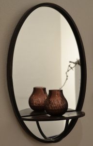 Ovaler Spiegel mit kleiner Vase