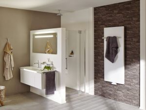 Badezimmerszene mit Waschbecken an einer Vorwandinstallation, die auch als Abtrennung der Dusche fungiert.