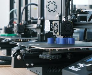 3D-Drucker druckt Einzelstück in Plastik