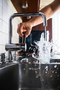 Wasser wird in ein Glas gefüllt aus dem Hahn