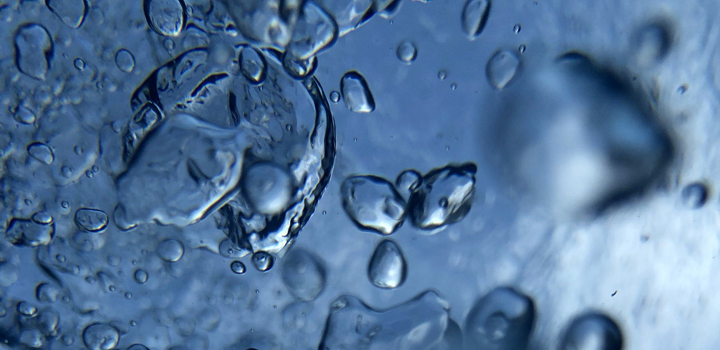 Wassertropfen im Wasser - Bild in Blau